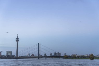 Nehir Ren, Düsseldorf, Almanya 'da sonbahar gündoğumu manzarası