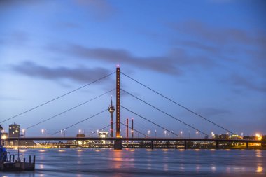 Almanya, Düsseldorf, Ren Nehri 'nde sonbahar manzarası