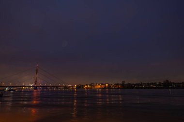 Almanya, Dusseldorf, Ren Nehri 'ndeki gece manzarası. 