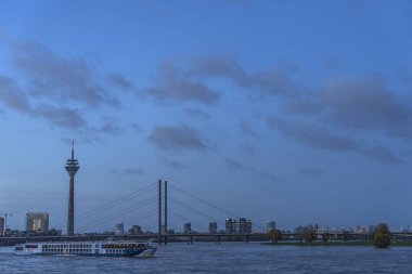 Almanya, Düsseldorf, Ren Nehri 'nde sonbahar manzarası