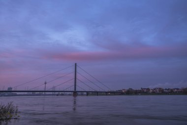 Almanya, Düsseldorf, Ren Nehri 'nde sonbahar manzarası