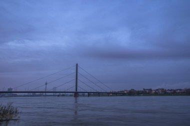Almanya, Düsseldorf, Ren Nehri 'nde sonbahar manzarası