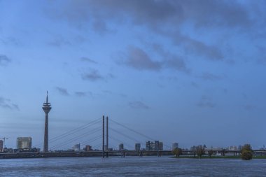 Almanya, Düsseldorf, Ren Nehri 'nde sonbahar manzarası