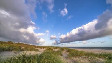 Baltık Denizi 'nin kumlu sahilinde, hareket eden bulutlu sonbahar manzarası