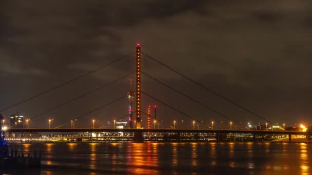 德国杜塞尔多夫城市景观 莱茵河和夜间交通的时差 — 图库视频影像