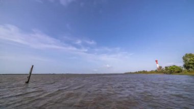 Almanya, Hamburg yakınlarındaki Elbe nehrinde sonbahar manzarası