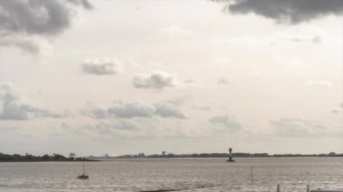 Almanya, Hamburg yakınlarındaki Elbe nehrinde sonbahar manzarası