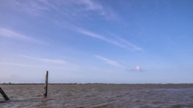 Almanya, Hamburg yakınlarındaki Elbe nehrinde sonbahar manzarası