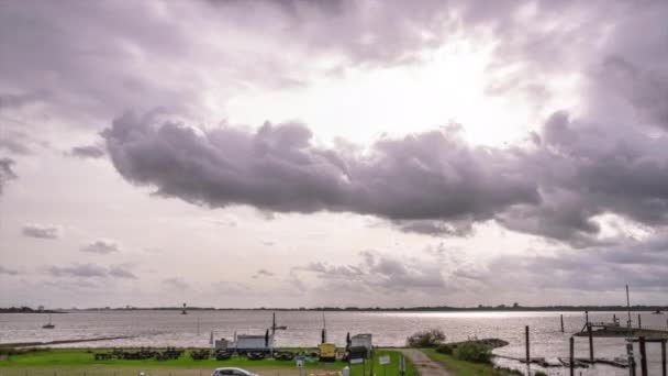 Almanya Hamburg Yakınlarındaki Elbe Nehrinde Sonbahar Manzarası — Stok video