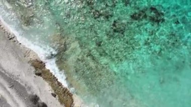 Karayip Denizi 'nin deniz manzarası ve turkuaz suyu..