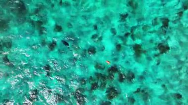 Karayip Denizi 'nin turkuaz suyu, hava manzarası 