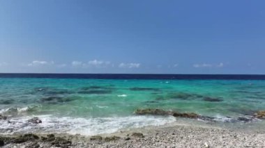 Karayip Denizi 'nin deniz manzarası ve turkuaz suyu..
