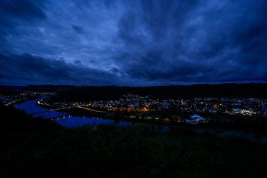 Mosel nehri vadisi boyunca sonbahar manzarası