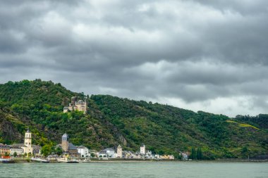Orta Ren Vadisi boyunca sonbahar manzarası