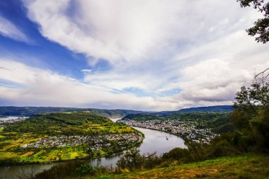 Orta Ren Vadisi boyunca sonbahar manzarası