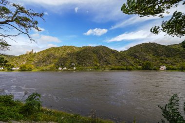 Orta Ren Vadisi boyunca sonbahar manzarası