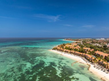 Karayip adası Aruba 'daki kumsalın havadan görünüşü