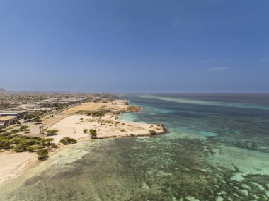 Karayip adası Aruba 'daki kumsalın havadan görünüşü