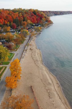 Türkiye Noktası, Ontario, Kanada 'nın sonbahar sabahı havadan dikey görüntüsü