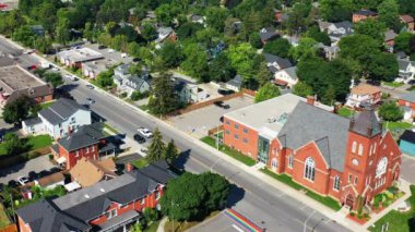 Milton, Ontario, Kanada 'nın havadan görüntüsü, bahar sabahı 4K