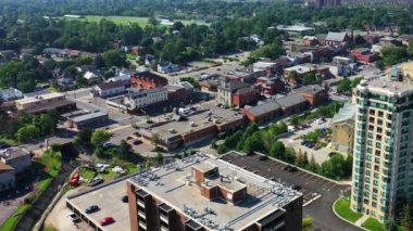 Milton, Ontario, Kanada 'nın hava zoom' u güzel bir bahar gününde 4K