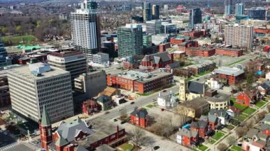Kitchener, Ontario, Kanada 'nın hava sahası güzel bir bahar gününde 4K