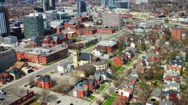 Kanada, Ontario, Kitchener 'ın hava zoom' u güzel bir bahar sabahı 4K