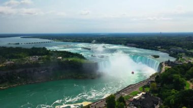 Kanada, Ontario, Niagara Şelalesi 'ndeki At nalı Şelalesi' nin sabah 4K 'daki hava görüntüsü.
