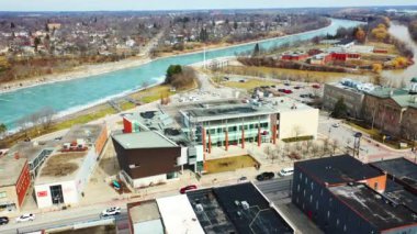 Welland, Ontario, Kanada... 12 Şubat 2022: Welland, Ontario, Kanada 4K 'daki belediye binasının havadan görünüşü