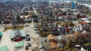 4K soğuk bir günde Welland, Ontario, Kanada 'nın hava zoom' u
