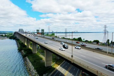 Ontario, Kanada 'da Burlington Skyway' in bir anteni.
