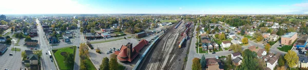 2022年9月7日 カナダ オンタリオ州の歴史的鉄道駅の空中パノラマ — ストック写真
