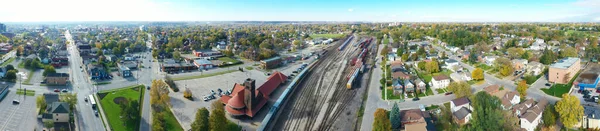 2022年9月7日カナダ オンタリオ州ブラントフォード カナダ ブラントフォードの歴史的鉄道駅の空中パノラマビュー — ストック写真