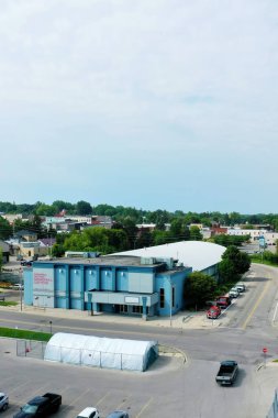 Ingersoll, Ontario, Kanada - 13 Temmuz 2022: Ingersoll, Ontario, Kanada 'daki Ingersoll İlçe Anıt Merkezi' nin dikey havası