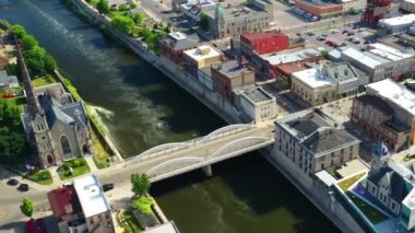 Cambridge, Ontario, Kanada 'nın 4K nehrinin kıyısındaki hava zaman tüneli.