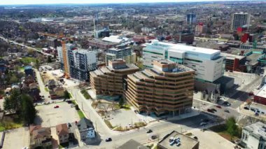 Aerial of Kitchener, Ontario, Kanada 4K ilkbaharının sonlarında