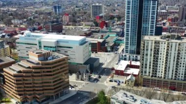 4K ilkbaharında Kanada, Ontario, Kitchener 'ın hava görüntüsü