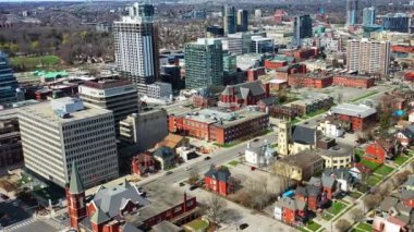 4K bahar gününde Kanada, Ontario, Kitchener 'ın hava zoom' u