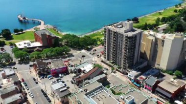 Burlington, Ontario, Kanada 'da hava hızının yükselmesi güzel bir günde 4K