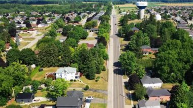 4K yazının sonlarında Kanada, Ontario, St. George 'un hava manzarası
