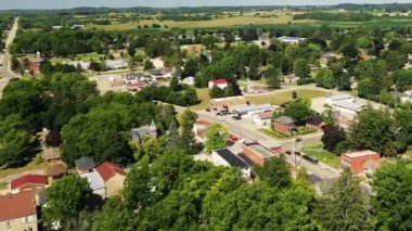 4K yazının sonlarında St. George, Ontario, Kanada 'nın hava hızlandırılmış görüntüsü
