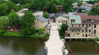 Elora, Ontario, Kanada 'nın yaya köprüsü 4K' lı havacılık panosu.