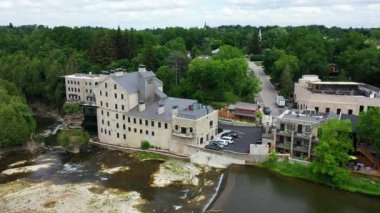 Elora, Ontario, Kanada - 8 Temmuz 2022: Ontario, Kanada 4K Elora Değirmeni 'nin hava zoom' u