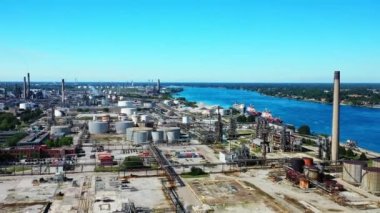 Sarnia, Ontario, Kanada - 4 Haziran 2022: Sarnia, Ontario, Kanada 4K 'daki Aerial of Chemical Plants