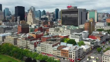 Montreal, Quebec, Kanada 'nın gökyüzü yakınlaşması 4K