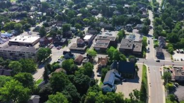 Milton, Ontario, Kanada 'nın hava zoom' u güzel bir sabah 4K