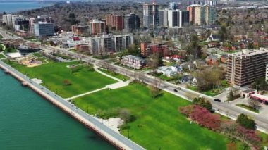 Burlington, Ontario, Kanada 'nın 4K gölünün yanında.