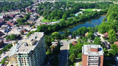 Milton, Ontario, Kanada 'nın hava zoom' u güzel bir sabah 4K