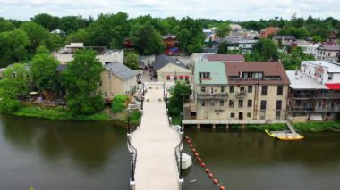 Kanada 'nın Ontario kentindeki Elora şehrinin havacılık ve yaya köprüsü 4K