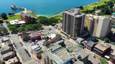 4K güzel bir günde Burlington, Ontario, Kanada 'nın havadan hipervanesi.